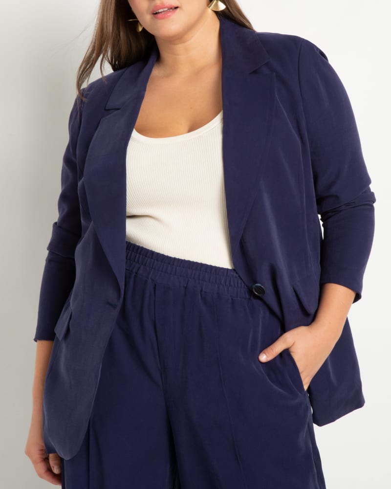 Front of a model wearing a size 14 Fern Long Line One Button Blazer in Evening Blue by ELOQUII. | dia_product_style_image_id:236757